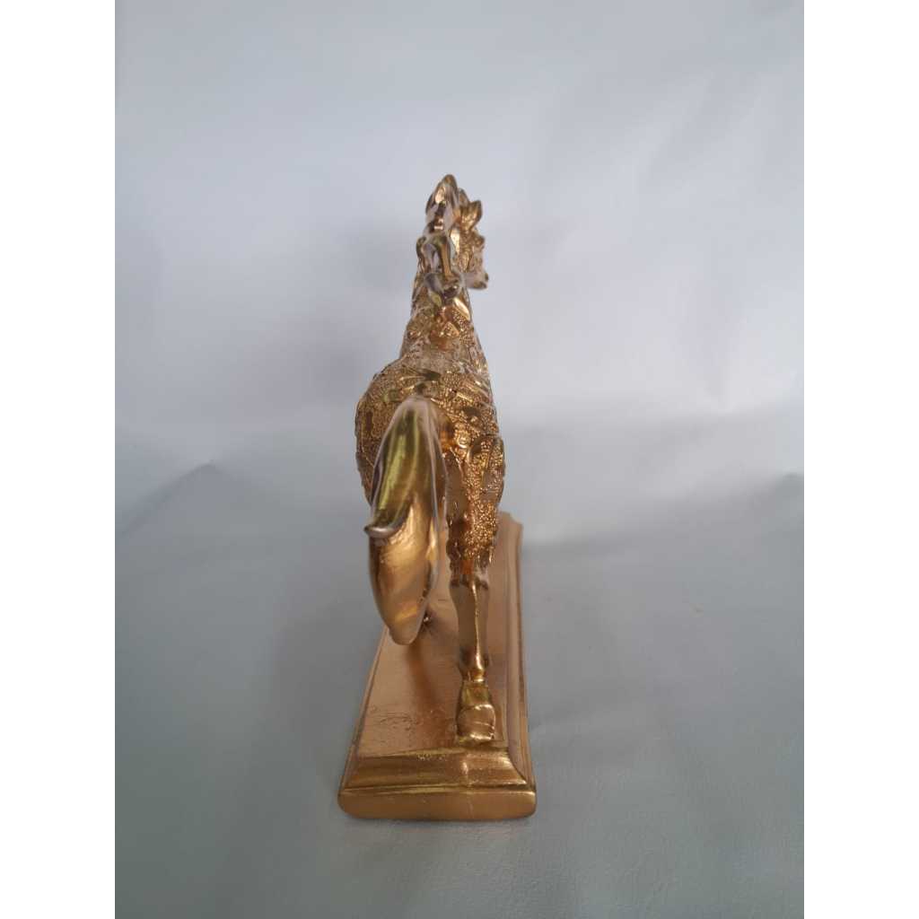 Escultura Decorativa em Gesso Dourado | Alma & Casa