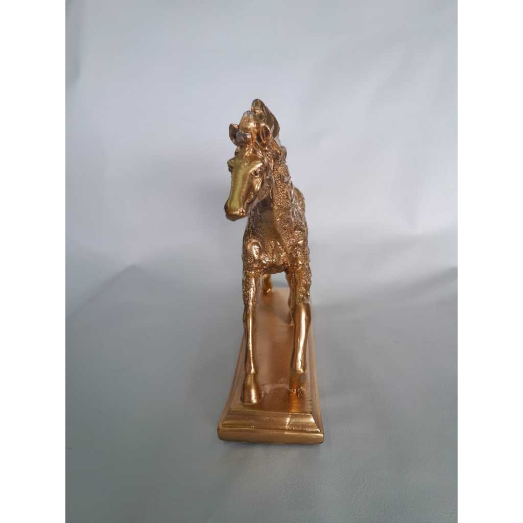 Escultura Decorativa em Gesso Dourado | Alma & Casa
