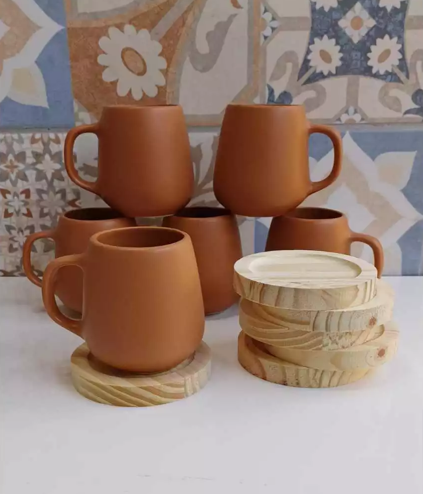 Canecas com Pires de Madeira – Charme Artesanal | Alma & Casa