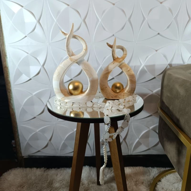 Esculturas Abstratas com Esfera Dourada | Alma & Casa
