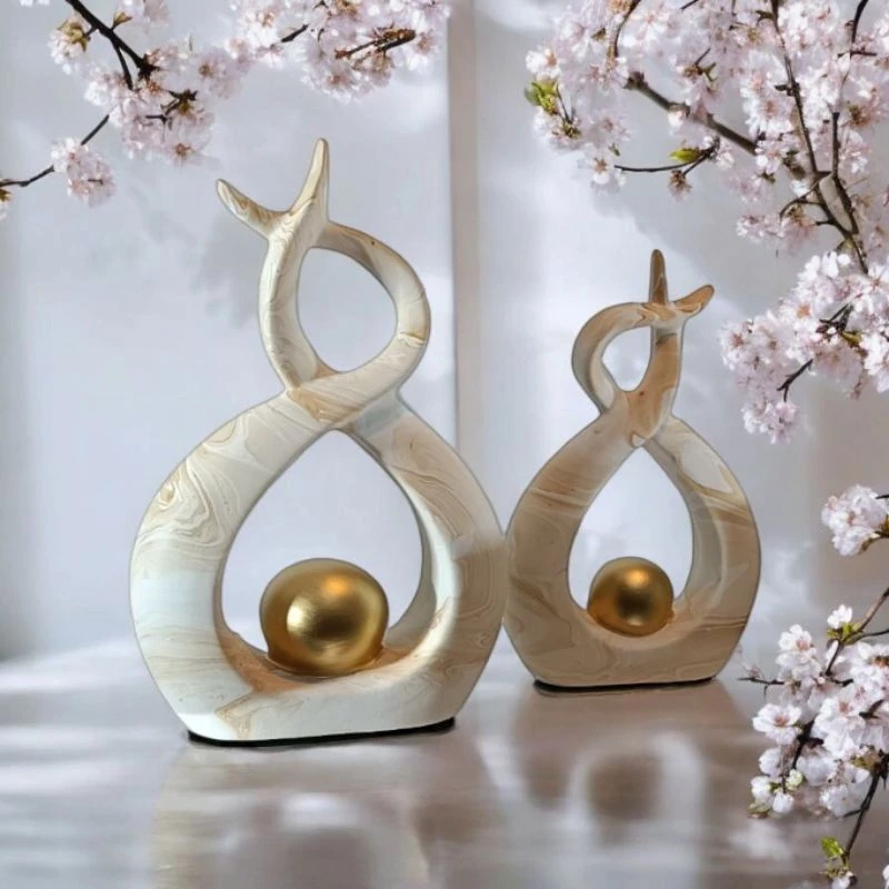 Esculturas Abstratas com Esfera Dourada | Alma & Casa