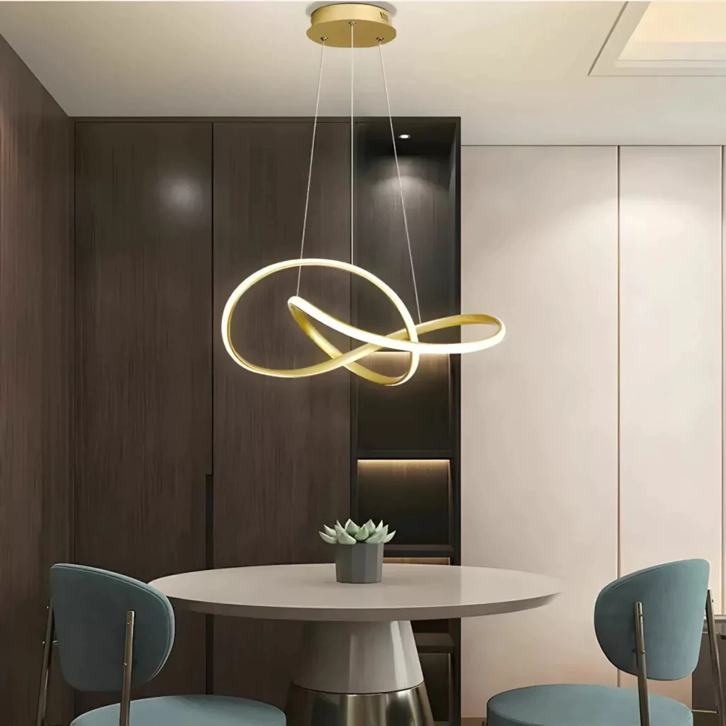 Lustre Pendente Dourado com Luz Escultural | Alma & Casa