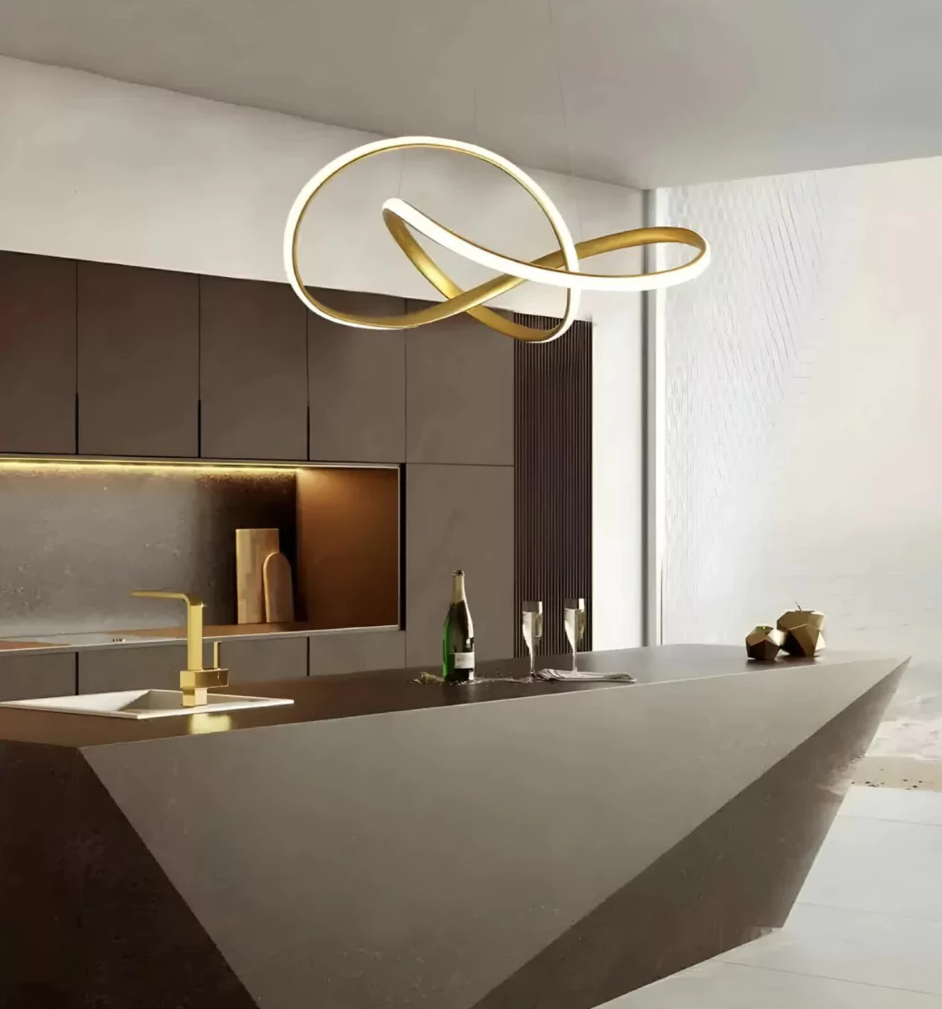 Lustre Pendente Dourado com Luz Escultural | Alma & Casa