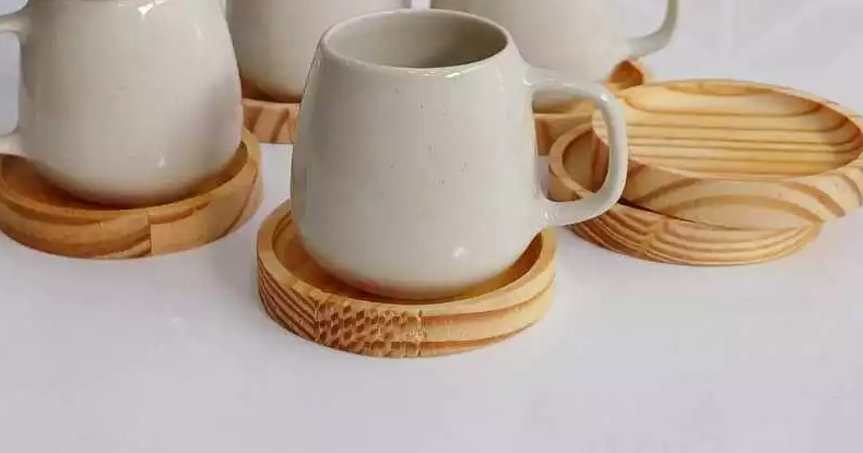Canecas com Pires de Madeira – Charme Artesanal | Alma & Casa