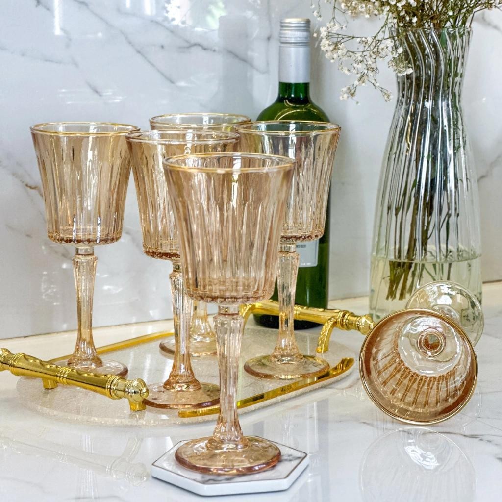 Taças Âmbar com Borda Dourada: Elegância à Mesa | Alma & Casa