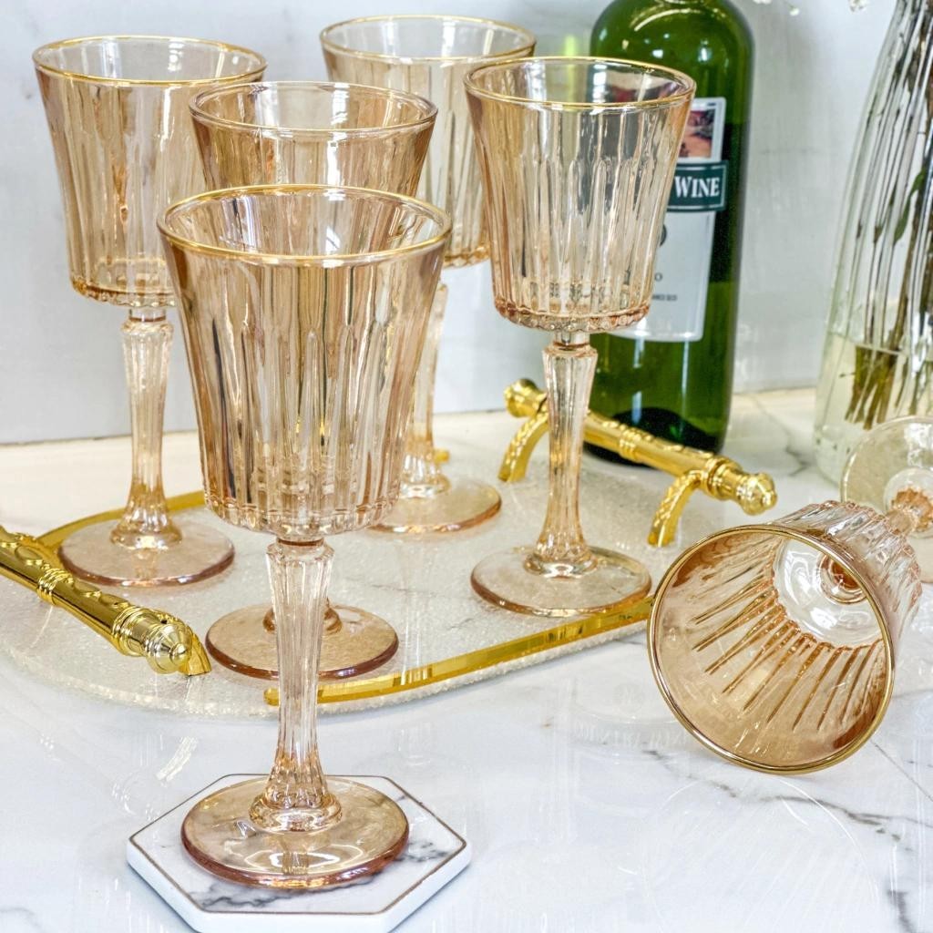 Taças Âmbar com Borda Dourada: Elegância à Mesa | Alma & Casa