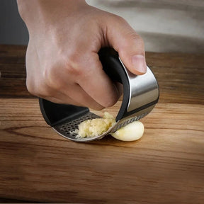 Espremedor de Alho Inox com Design Sofisticado | Alma & Casa