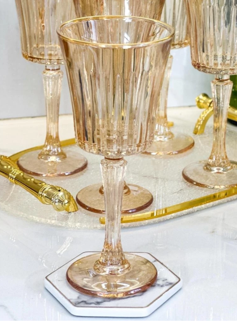 Taças Âmbar com Borda Dourada: Elegância à Mesa | Alma & Casa