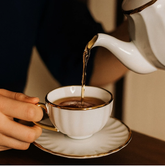 Xícaras de Porcelana com Borda Dourada: Sofisticação 12 pcs | Alma & Casa