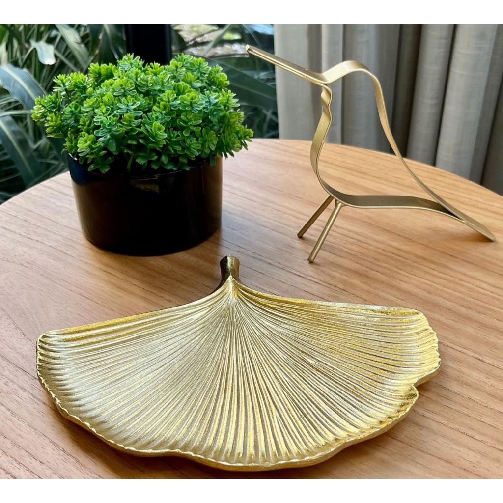 Bandeja Decorativa Dourada em Resina Elegante | Alma & Casa