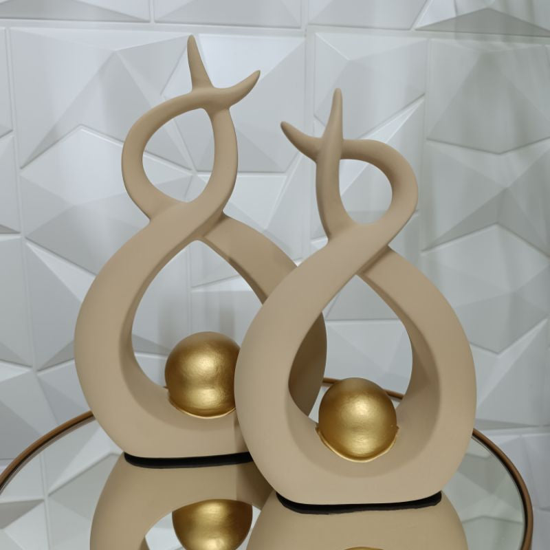 Esculturas Abstratas com Esfera Dourada | Alma & Casa