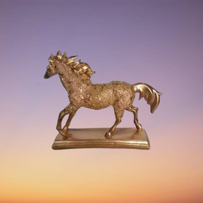 Escultura Decorativa em Gesso Dourado | Alma & Casa