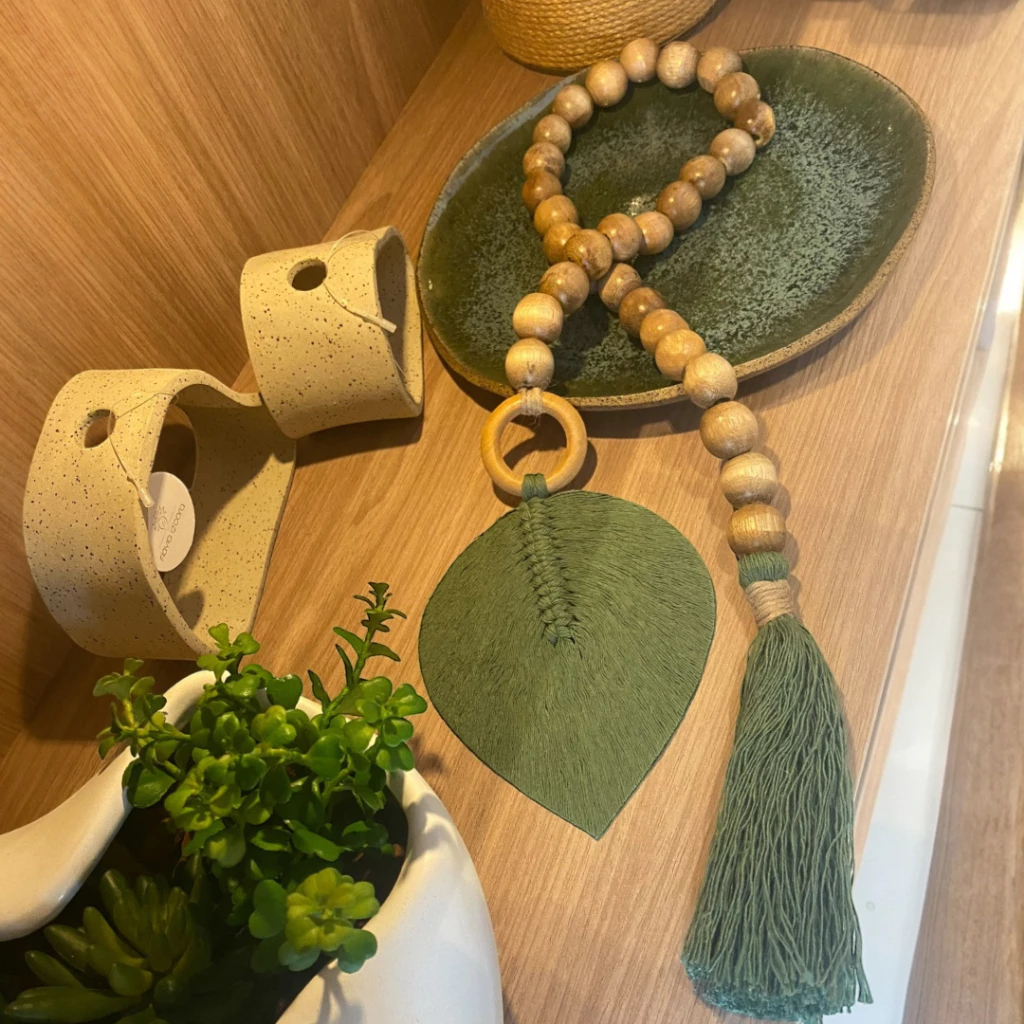 Colar de Mesa Boho em Madeira e Macramê | Alma &amp; Casa