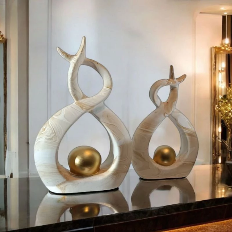 Esculturas Abstratas com Esfera Dourada | Alma & Casa