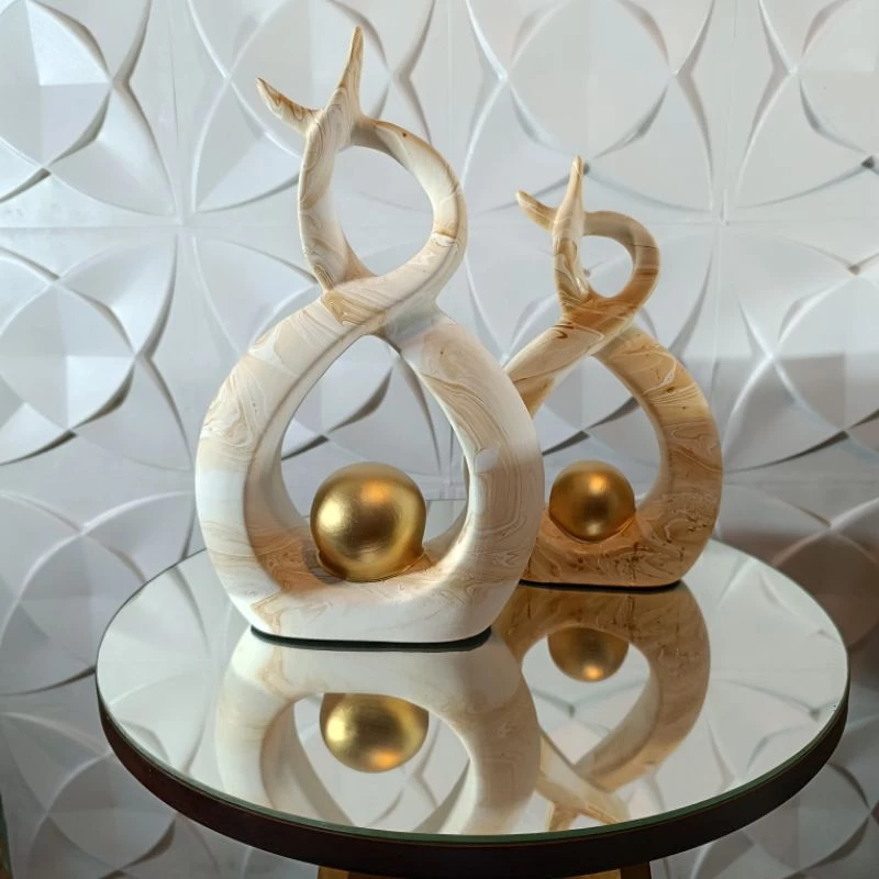 Esculturas Abstratas com Esfera Dourada | Alma & Casa