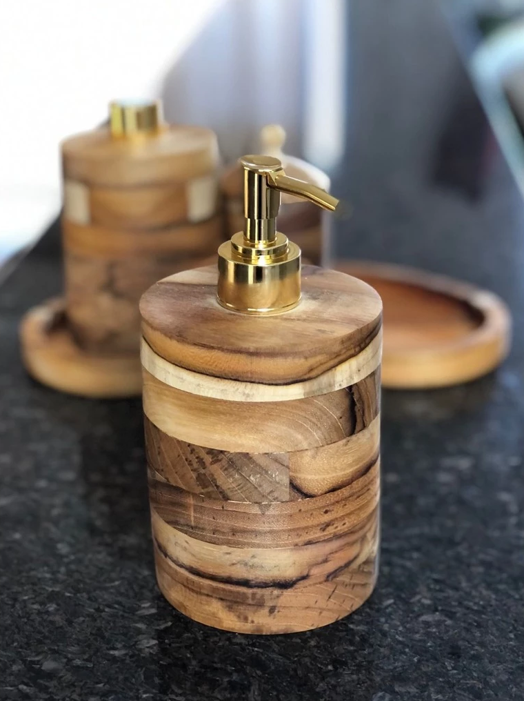 Conjunto Lavabo Madeira com Detalhes Dourados | Alma & Casa