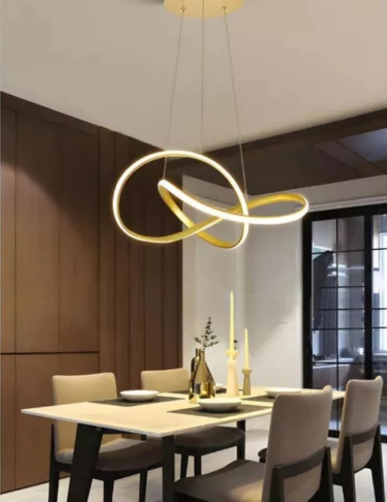 Lustre Pendente Dourado com Luz Escultural | Alma & Casa