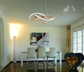 Lustre Pendente Dourado com Luz Escultural | Alma & Casa