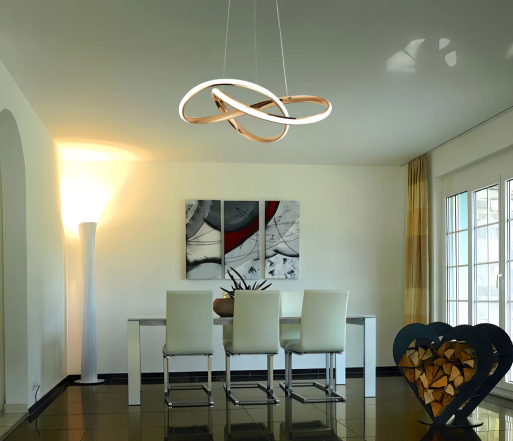 Lustre Pendente Dourado com Luz Escultural | Alma & Casa