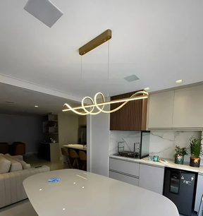 Lustre Pendente LED Dourado – Design, Luz e Sofisticação em Cada Detalhe | Alma & Casa