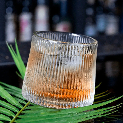 Copos de Whisky Giratórios: Elegância em Movimento | Alma & Casa