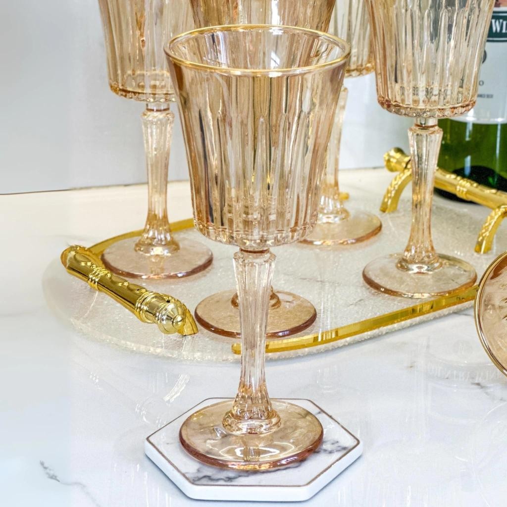 Taças Âmbar com Borda Dourada: Elegância à Mesa | Alma & Casa